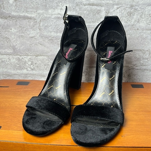 Besteyville by Betsey Johnson Black Velvet Heels - Picture 1 of 7